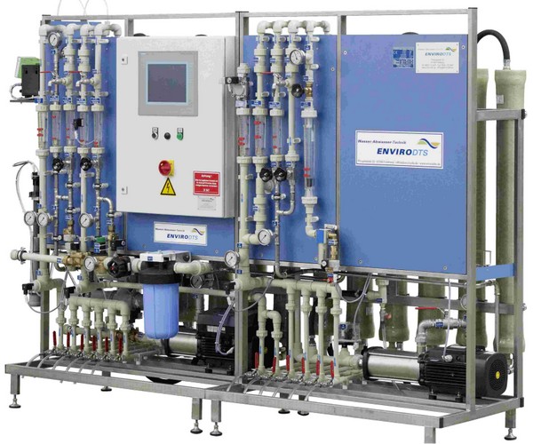 Die Umkehrosmoseanlagenserie BLUE-LINE ist eine zweistufige Umkehrosmoseanlage mit vorgeschalteter Konzentratstufe. Die Umkehrosmoseanlagenserie BLUE-LINE ist eine zweistufige Umkehrosmoseanlage mit vorgeschalteter Konzentratstufe.