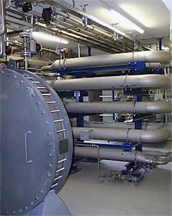 Durchlauf-Anlage zur thermischen Desinfektion mit Spiralwärmetauscher und Verweilstufe (2m³/h, 121 °C, 20 Min.). Die Inaktivierungsanlage ist im Einsatz an der Landesuntersuchungsanstalt, Potsdam